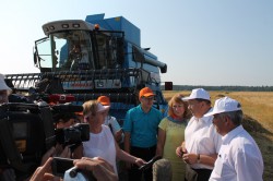 Вице-губернатор Ленинградской области Сергей Яхнюк делится с журналистами впечатлениями о тестировании зерноуборочной техники