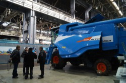 Представители сельхозпредприятий Самарской области посетили площадку сборки комбайнов и тракторов АГРОМАШ