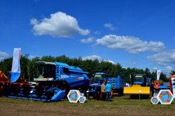 «Агромашхолдинг» представил тракторы с моторами,  изготовленными по новой технологии