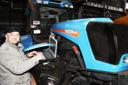 Разработчик МИКОНТ Андрей ЧЕРАНЕВ проводит диагностику систем автопилота АГРОМАШ 180ТК