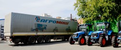 Фургоны с логотипом АГРОМАШ на заводе «САРЭКС» (г. Саранск), где производят колесные тракторы АГРОМАШ