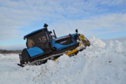 В Якутии трактора АГРОМАШ 90ТГ пробивают занесенные пургой зимники