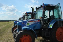 10 лучших пахарей России состязаются на тракторах АГРОМАШ 85ТК в Суздале